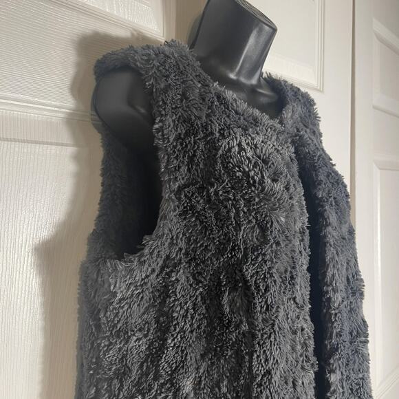 dylan True Grit Vest Women Medium Gray Faux Fur Sherpa Hook Closure Sleeveless - Picture 2 of 10
